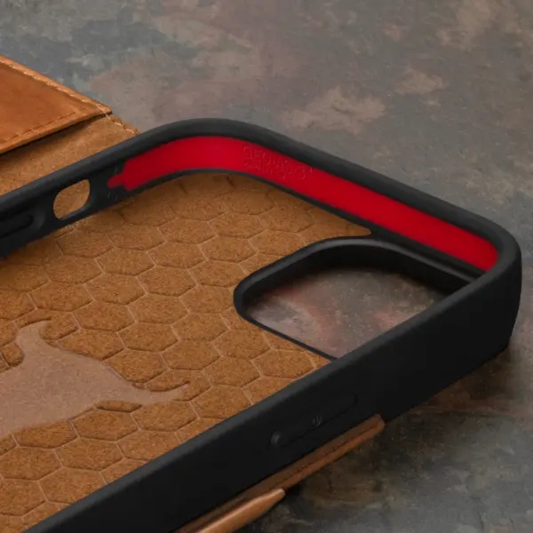 iPhone 15 Lederhülle (mit Standfunktion) - Hellbraun – Bild 5