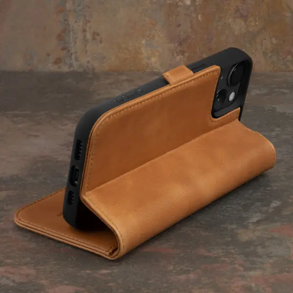 iPhone 15 Lederhülle (mit Standfunktion) - Hellbraun – Bild 2