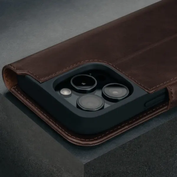 iPhone 16 Pro Lederhülle (mit Standfunktion und MagSafe Laden) - Dunkelbraun – Bild 4