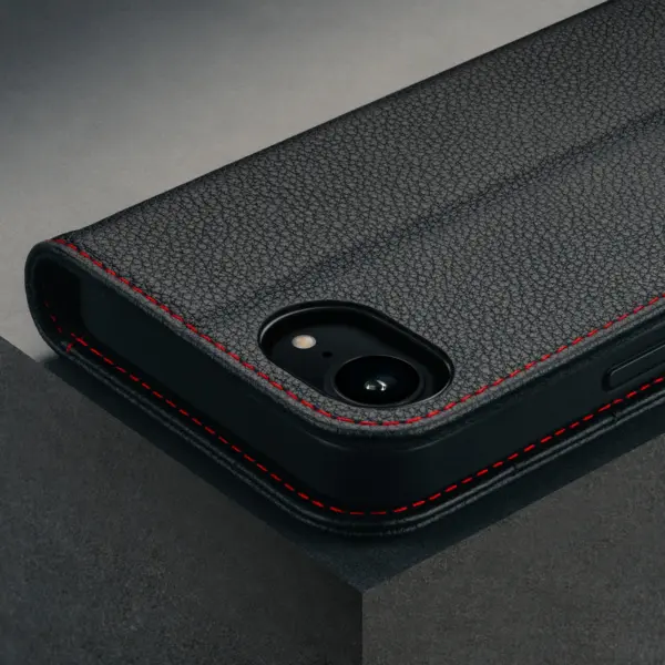 iPhone 16e Lederhülle - Schwarz mit Rotem Detail – Bild 4