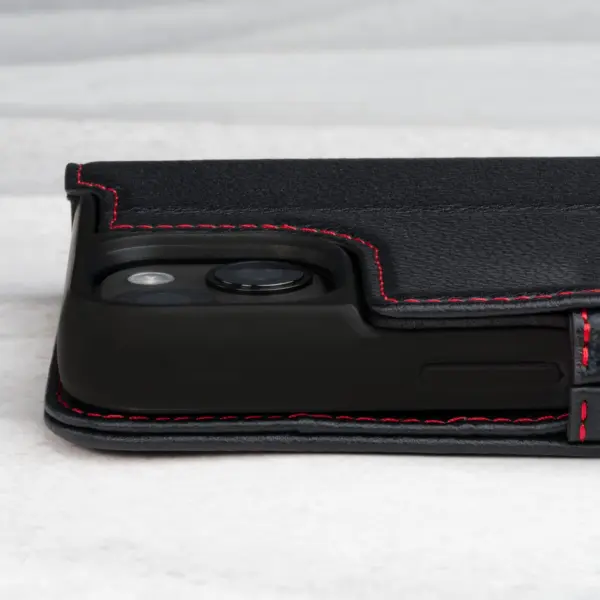 iPhone 14 Plus Lederhülle (mit Standfunktion) - Schwarz mit Rotem Detail – Bild 4