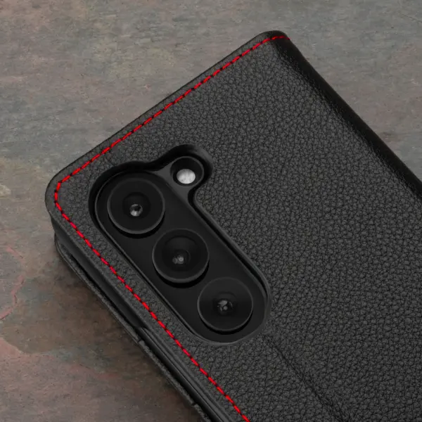 Galaxy Z Fold5 Lederhülle (mit Standfunktion) - Schwarz mit Rotem Detail – Bild 4