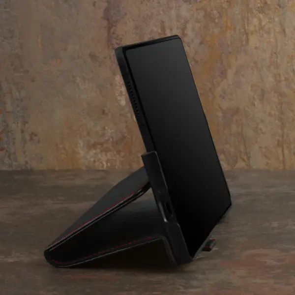 Galaxy Z Fold5 Lederhülle (mit Standfunktion) - Schwarz mit Rotem Detail – Bild 2