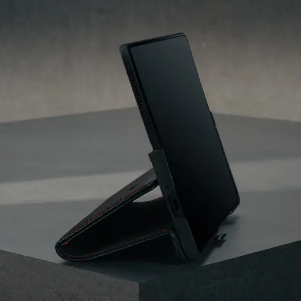 Galaxy Z Fold6 Lederhülle (mit Standfunktion) - Schwarz mit Rotem Detail – Bild 3