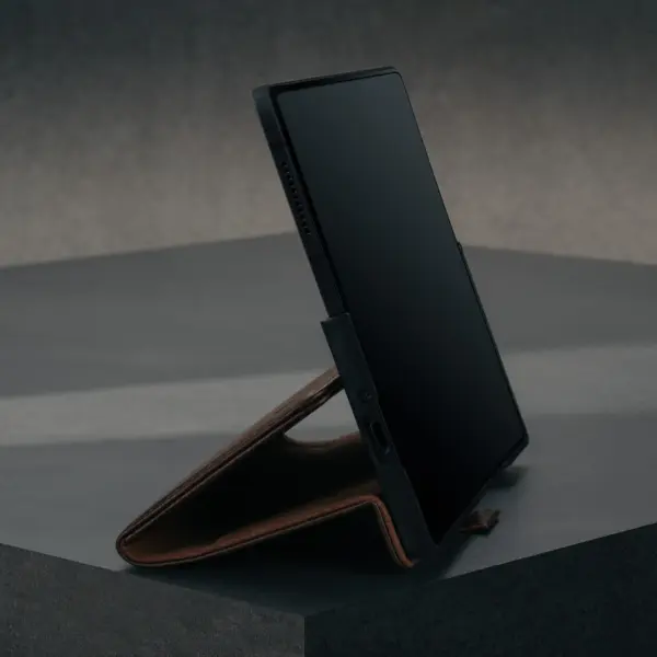 Galaxy Z Fold6 Lederhülle (mit Standfunktion) - Dunkelbraun – Bild 3