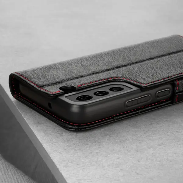 Samsung Galaxy S22 Lederhülle (mit Standfunktion) - Schwarz mit Rotem Detail – Bild 4