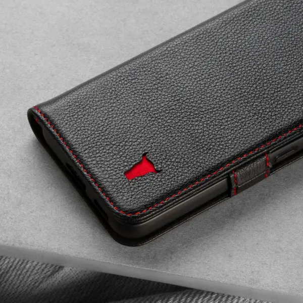 Samsung Galaxy S22 Lederhülle (mit Standfunktion) - Schwarz mit Rotem Detail – Bild 5