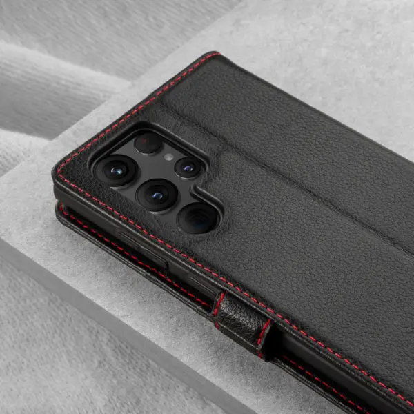 Samsung Galaxy S22 Ultra Lederhülle (mit Standfunktion) - Schwarz mit Rotem Detail – Bild 3