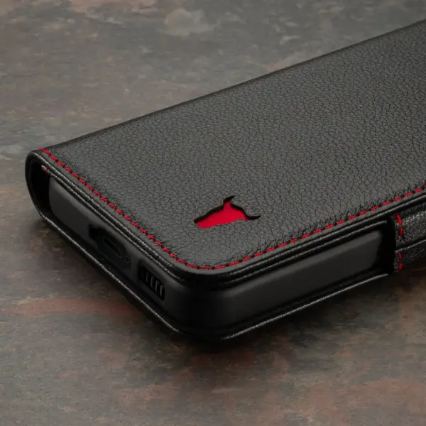Galaxy S23 Lederhülle (mit Standfunktion) - Schwarz mit Rotem Detail – Bild 5
