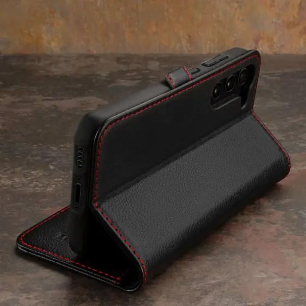 Galaxy S23+ Lederhülle (mit Standfunktion) - Schwarz mit Rotem Detail – Bild 2