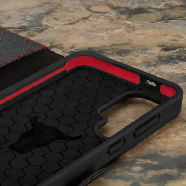 Galaxy S24 Lederhülle (mit Standfunktion) - Schwarz mit Rotem Detail – Bild 5