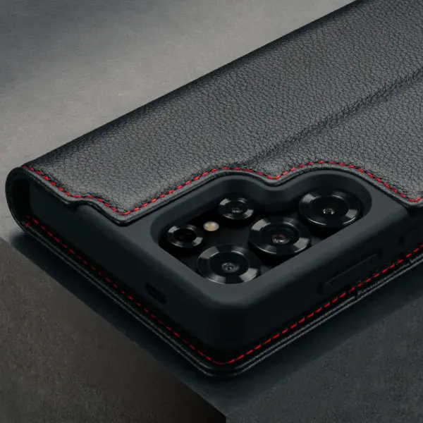 Galaxy S25 Ultra Lederhülle (mit Standfunktion) - Schwarz mit Rotem Detail – Bild 4